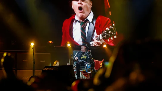 Axl Rose en su debut con AC/DC Axl Rose en su debut con AC/DC