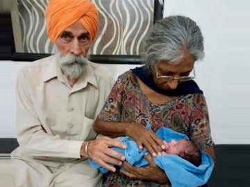 Daljinder Kaur, junto a su marido y su hijo recién nacido Daljinder Kaur, junto a su marido y su hijo recién nacido