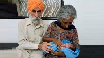 Daljinder Kaur, junto a su marido y su hijo recién nacido