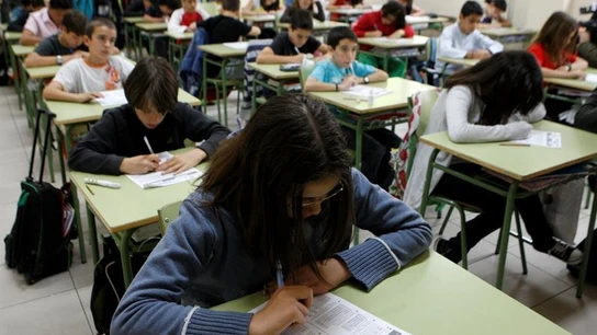 Alumnos en un aula Alumnos examinándose en un aula