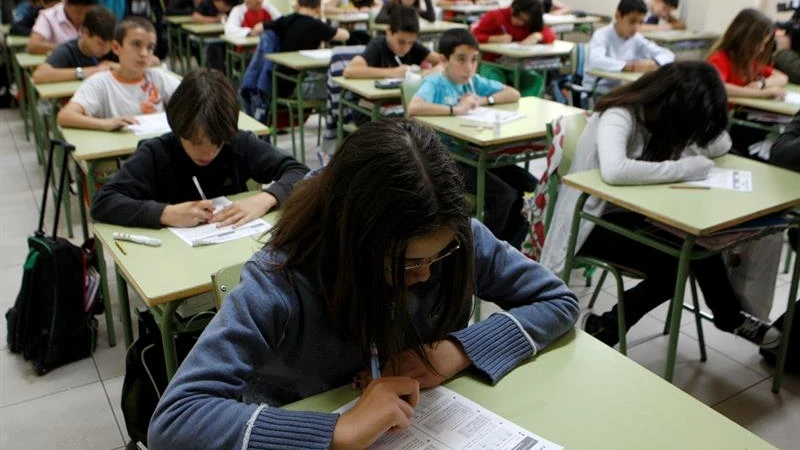 Alumnos examinándose en un aula