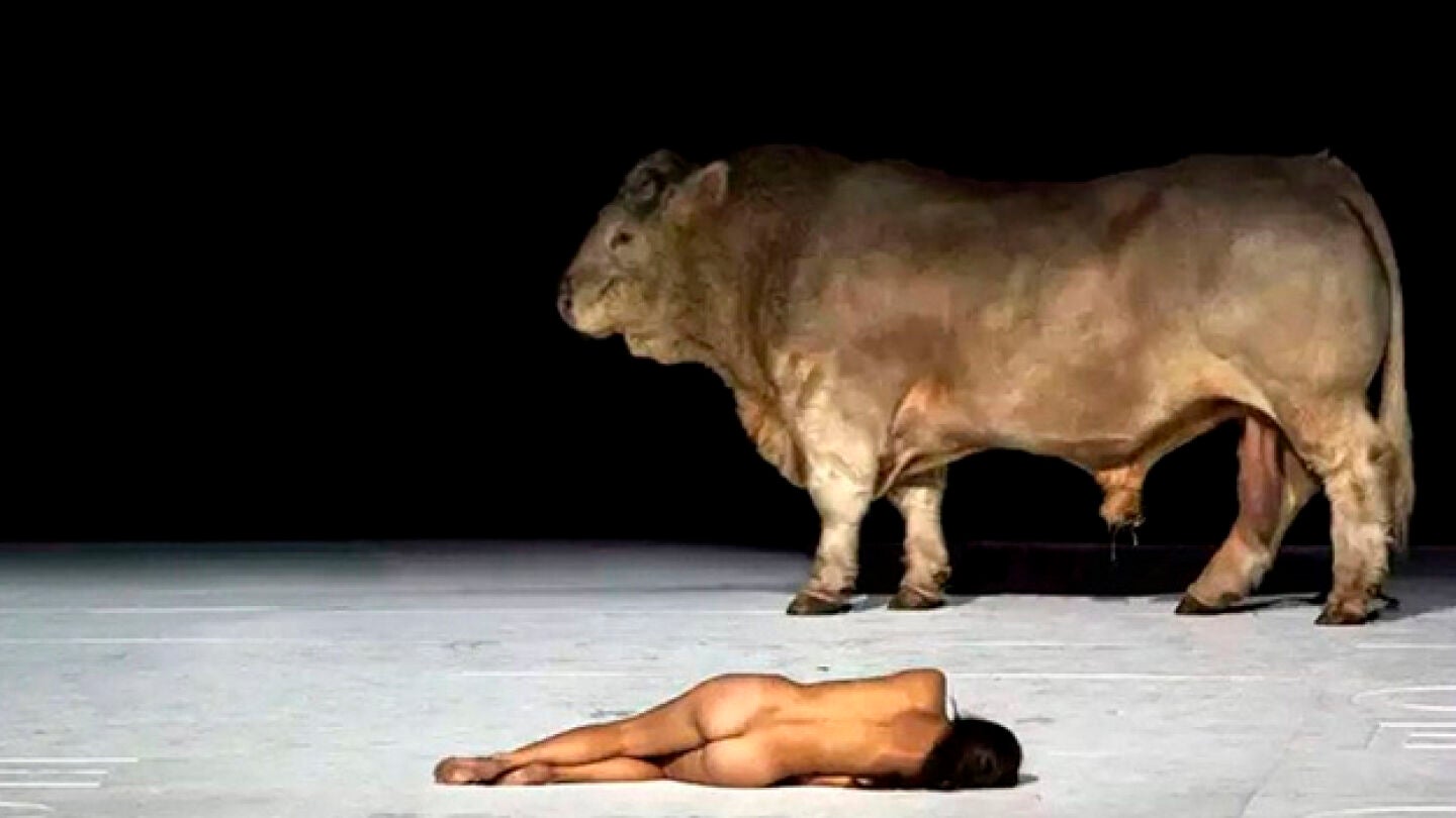 Escena de la obra en la que aparece el toro