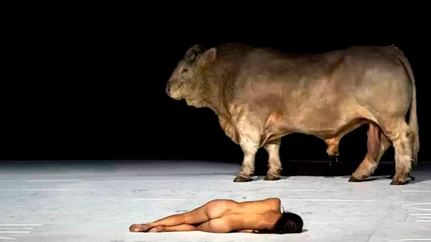 Escena de la obra en la que aparece el toro Escena de la obra en la que aparece el toro