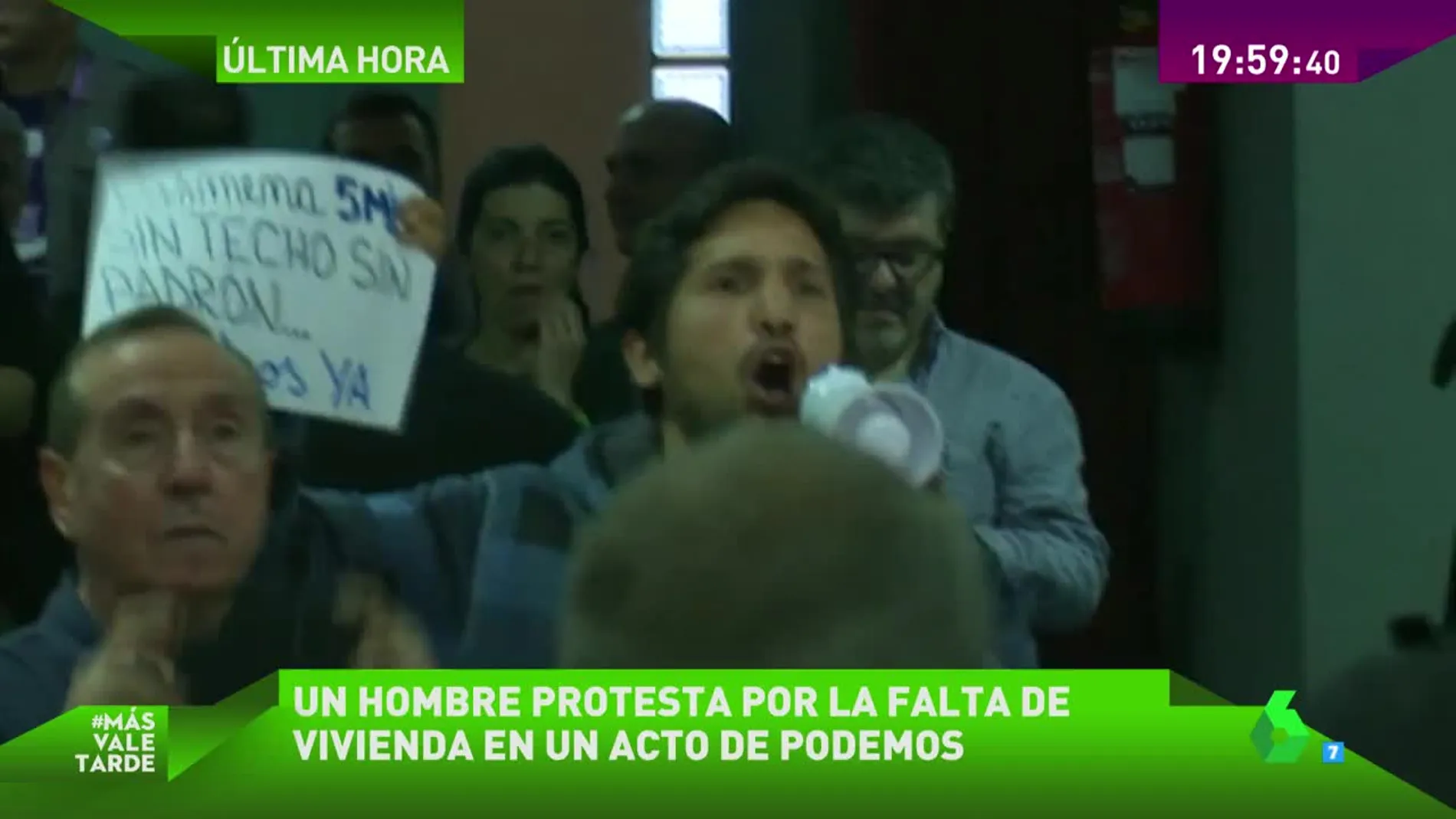 Protesta en un acto de Podemos