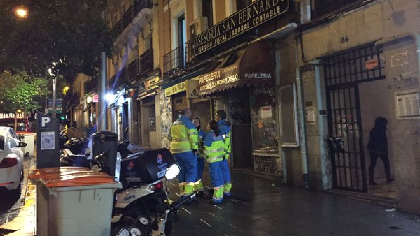 Efectivos del SUMMA junto a la vivienda