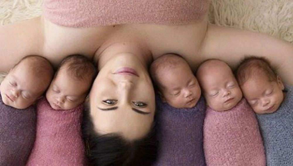 Kim Tucci con sus cinco bebés