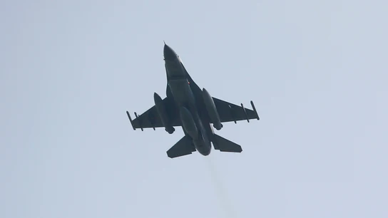 Un caza F16 Un caza F16