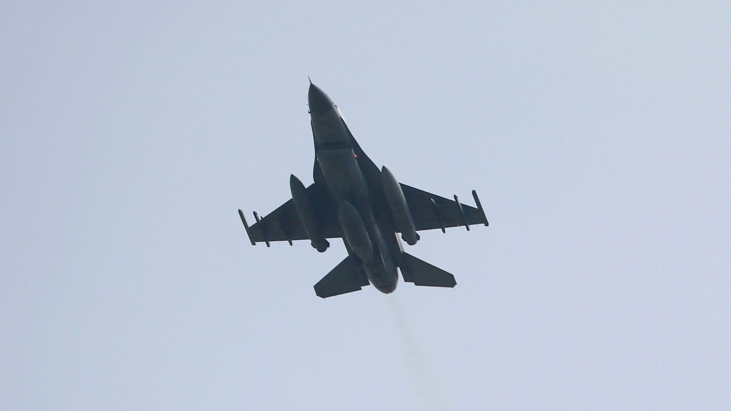 Un caza F16