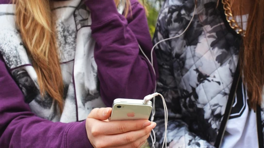 Unas jóvenes con un teléfono móvil Unas jóvenes con un teléfono móvil
