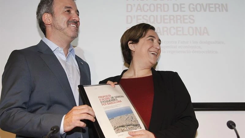 La alcaldesa de Barcelona, Ada Colau, y el presidente del grupo municipal socialista, Jaume Collboni