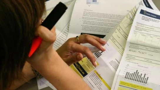 Una persona consultando facturas Una persona consultando facturas