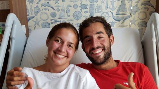 Los espa&ntilde;oles Marta Miguel y David Hern&aacute;ndez en el Hospital Gleneagles de Kota Kinabalu (Malasia), donde son atendidos tras ser rescatados despu&eacute;s de pasar diez d&iacute;as en alta mar. 