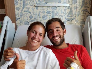 Los españoles Marta Miguel y David Hernández en el Hospital Gleneagles de Kota Kinabalu (Malasia), donde son atendidos tras ser rescatados después de pasar diez días en alta mar. Los españoles Marta Miguel y David Hernández en el Hospital Gleneagles de Kota Kinabalu (Malasia), donde son atendidos tras ser rescatados después de pasar diez días en alta mar.