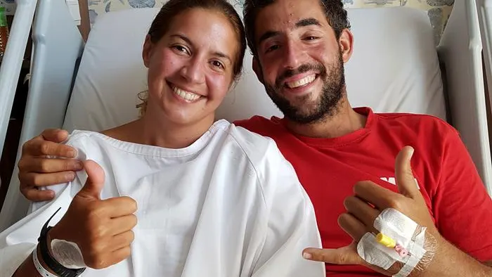 Los españoles Marta Miguel y David Hernández en el Hospital Gleneagles de Kota Kinabalu (Malasia), donde son atendidos tras ser rescatados después de pasar diez días en alta mar. 