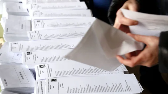 Una persona introduce una papeleta electoral en un sobre. Una persona introduce una papeleta electoral en un sobre durante las elecciones generales de 2016.