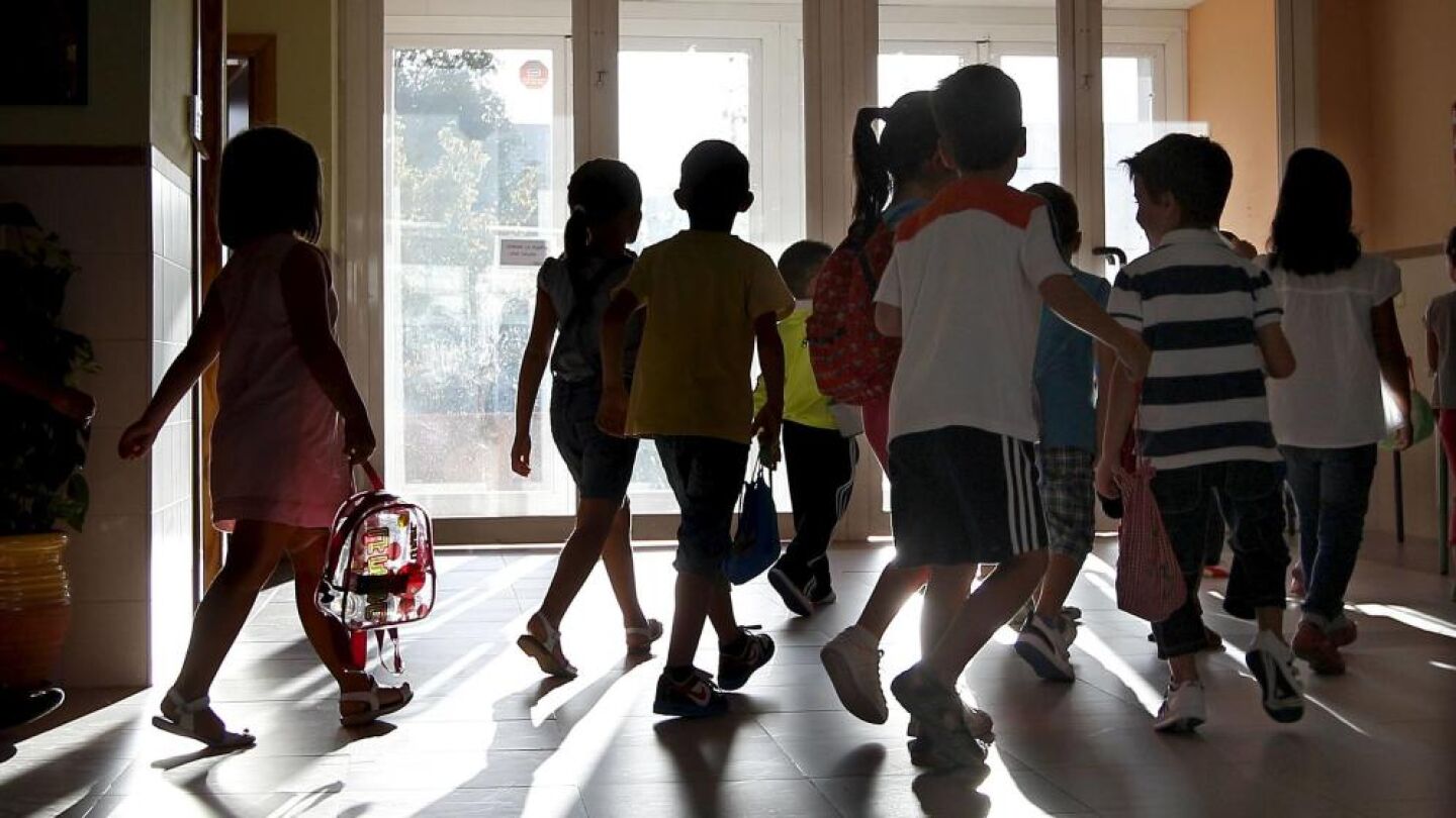 Un grupo de ni&ntilde;os a la salida de clase