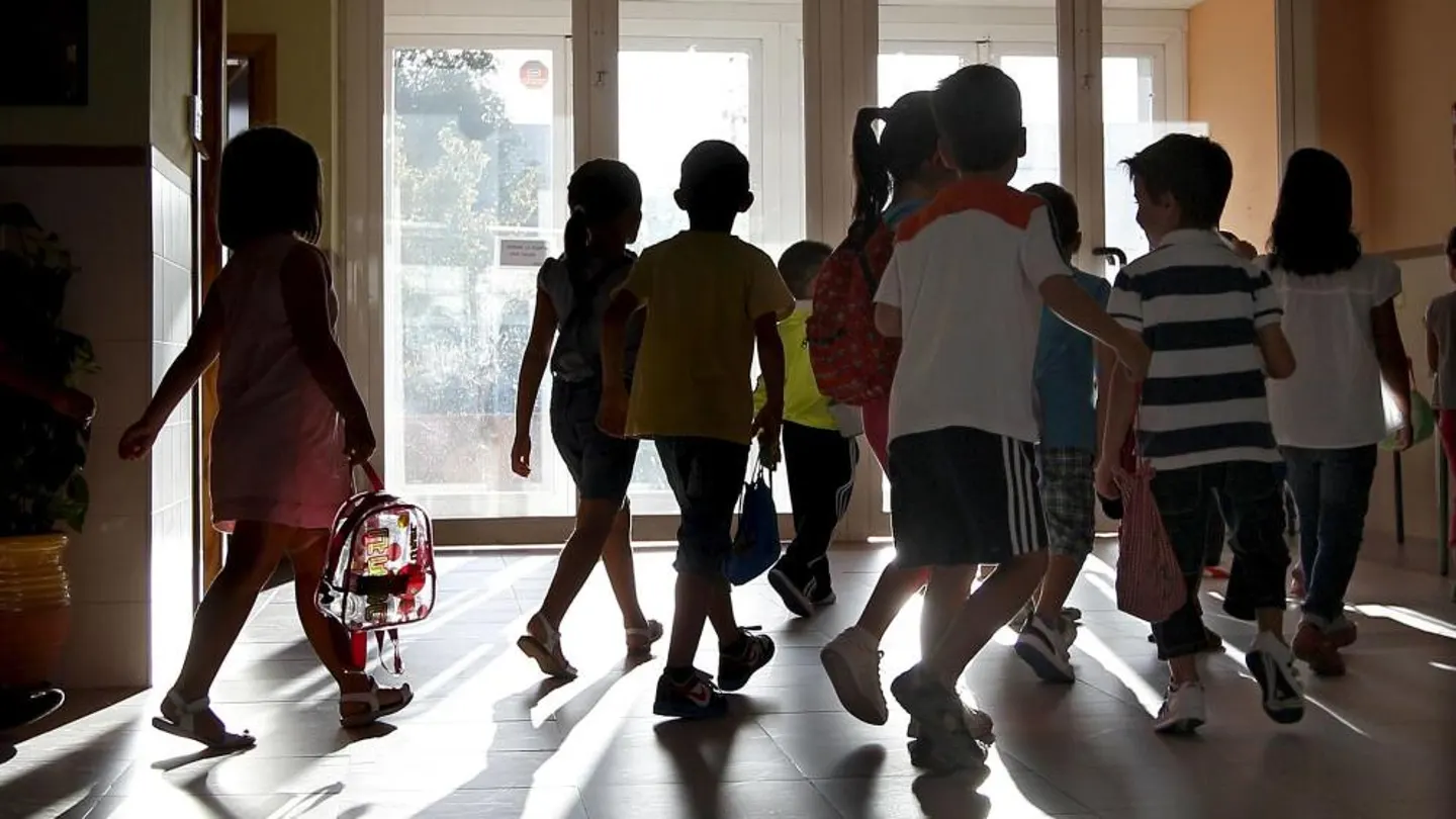 Un grupo de niños Un grupo de niños a la salida de clase