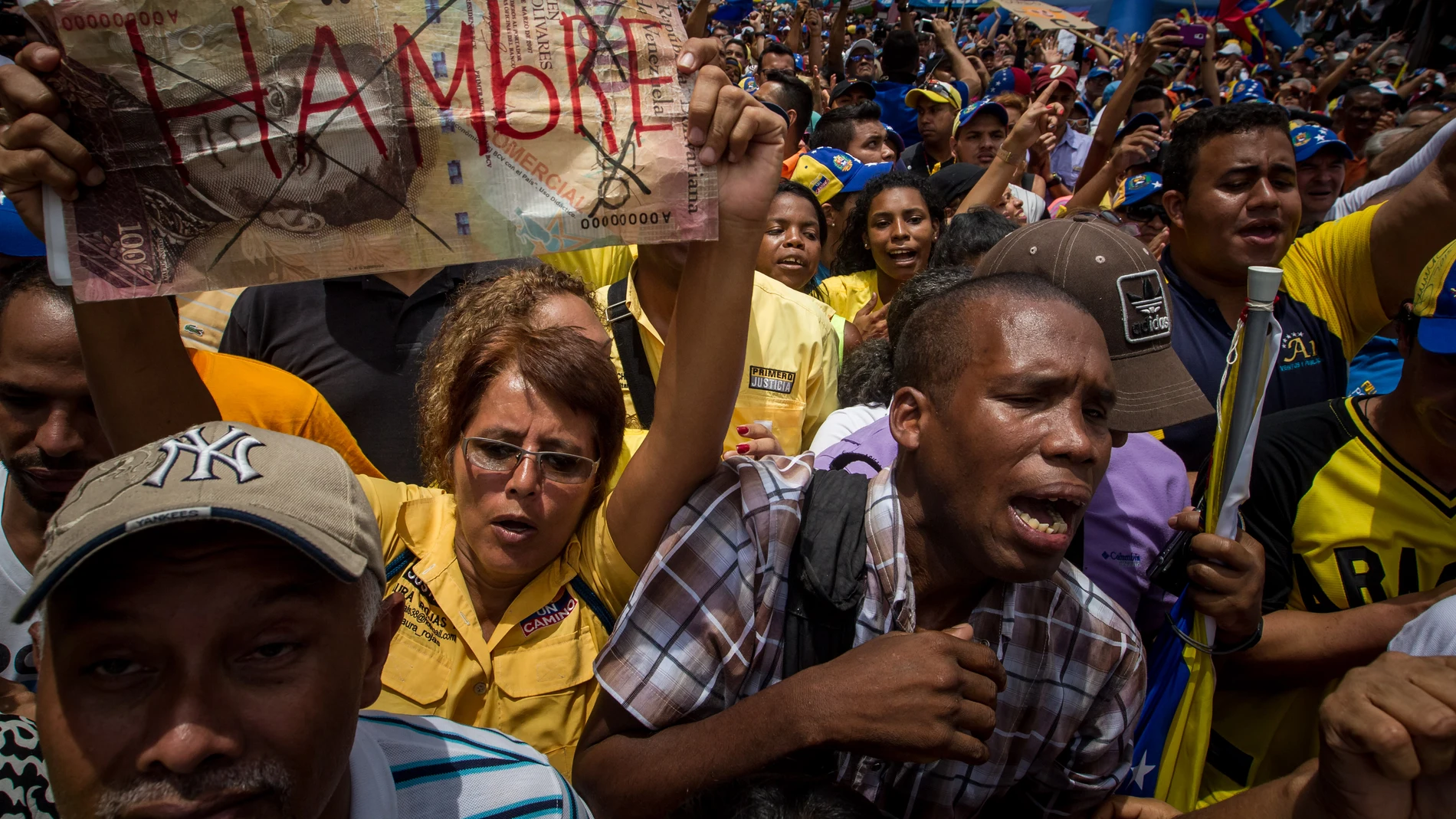 Manifestantes participan en una protesta contra el Gobierno venezolano