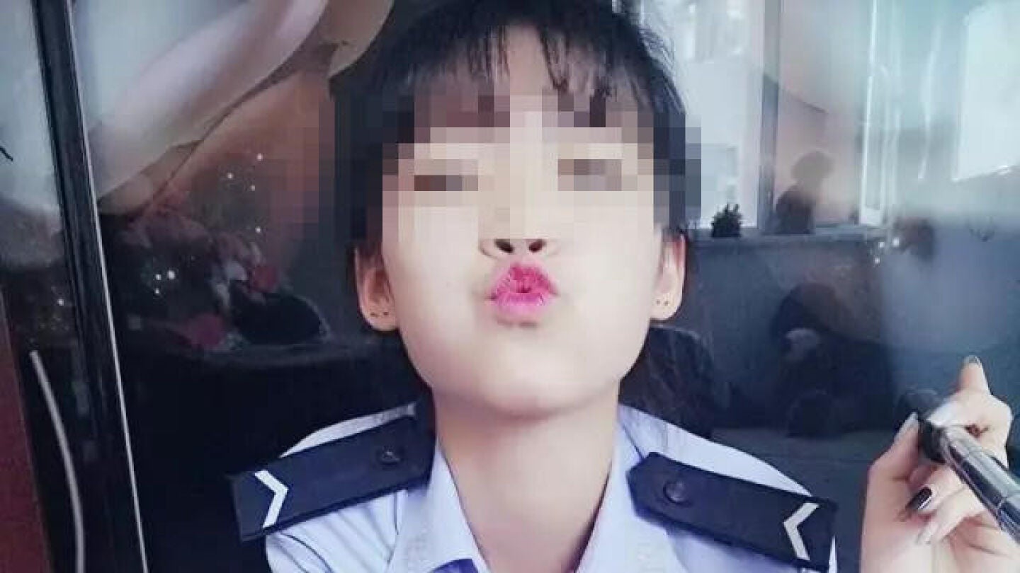 La joven posa con el uniforme