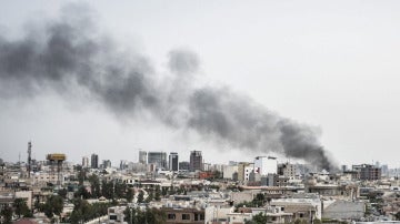 Vista del humo procedente de la explosión de un coche bomba, sobre los edificios de la ciudad de Erbil, Irak. 