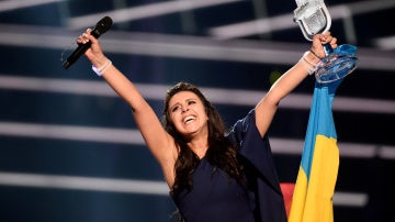 La representante de Ucrania al recibir el trofeo de la victoria en Eurovisión