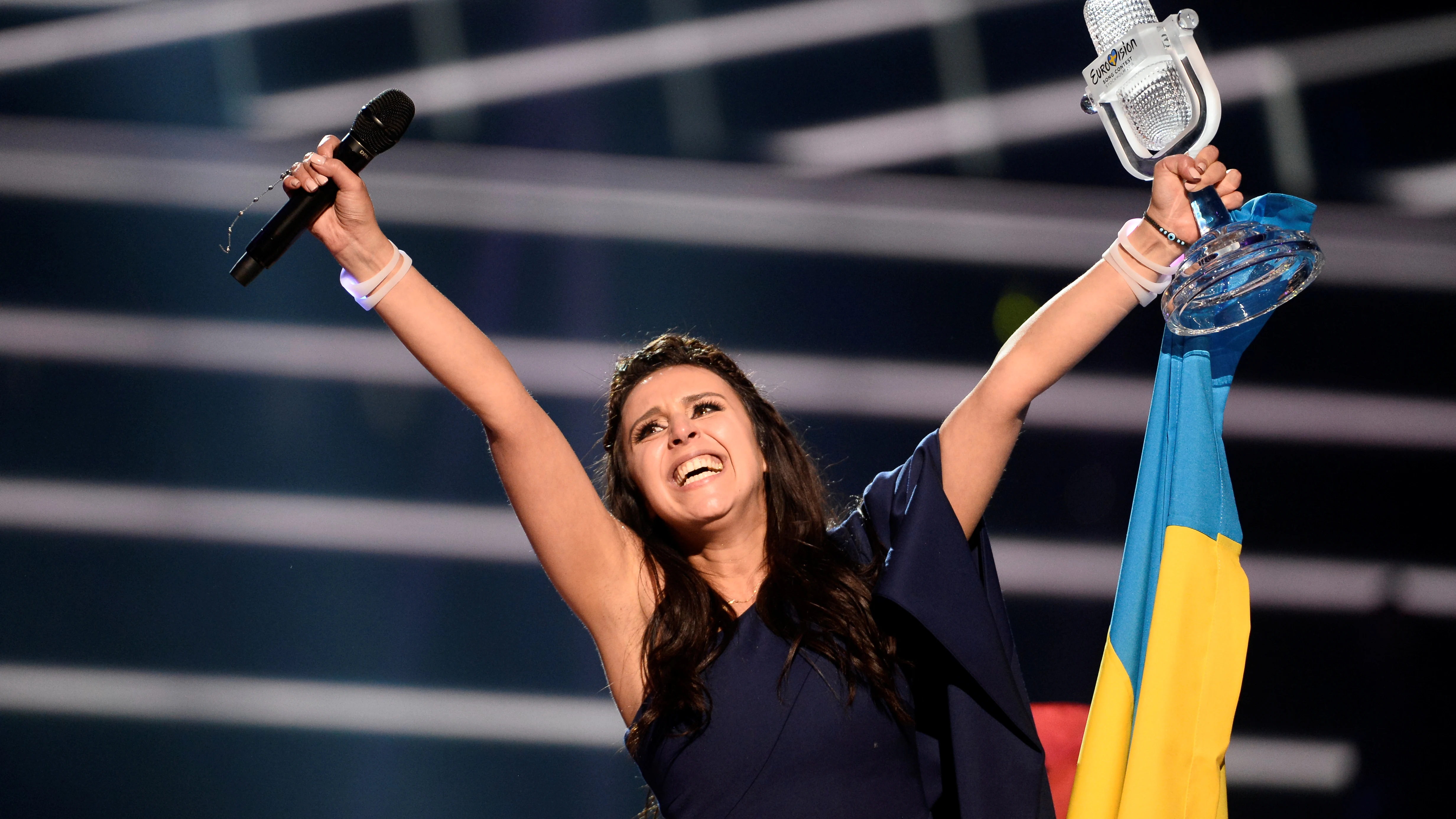 La representante de Ucrania al recibir el trofeo de la victoria en Eurovisión