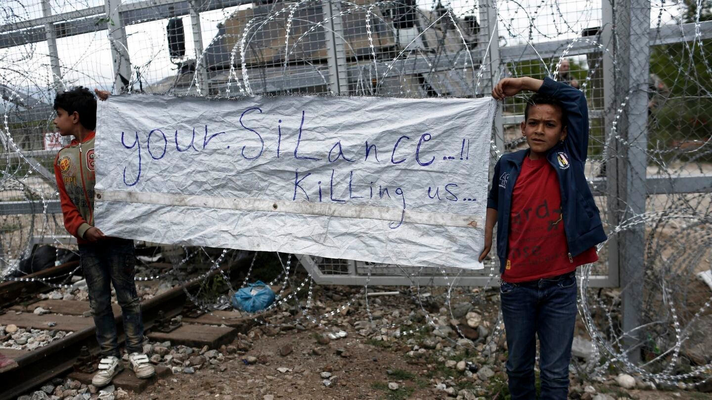 Dos ni&ntilde;os, en una protesta en un campamento de refugiados