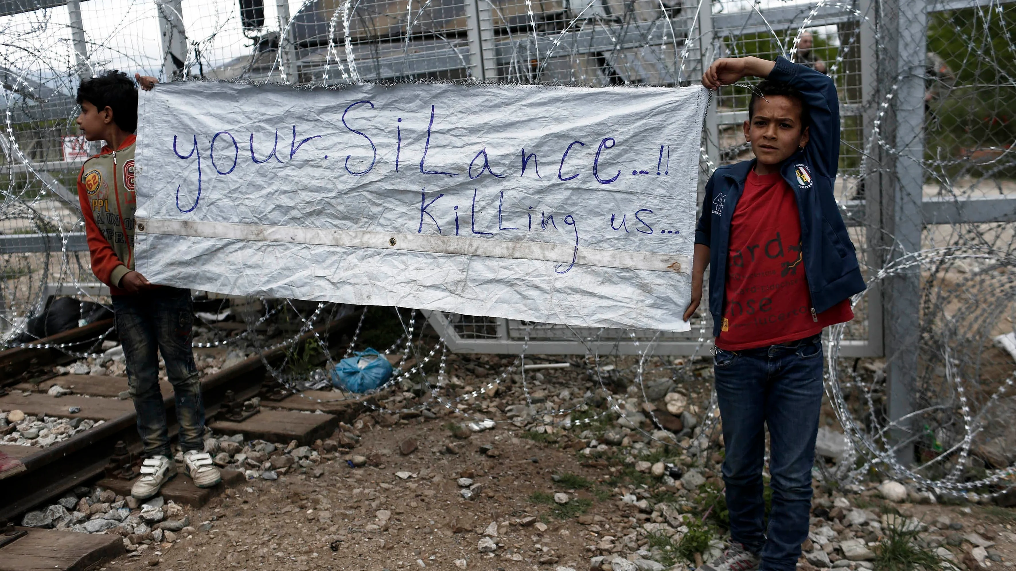 Dos niños, en una protesta en un campamento de refugiados