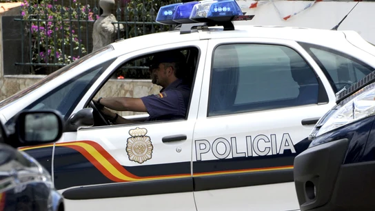 Imagen de archivo de un coche de la Policía con dos agentes Imagen de archivo de un coche de la Policía con dos agentes