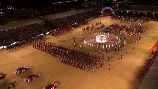 Frame 72.04667 de: La reina Isabel II de Inglaterra celebra su cumplea&ntilde;os con un espect&aacute;culo ecuestre con m&aacute;s de 900 caballos