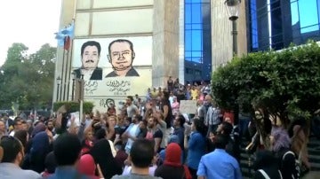 Frame 0.0 de: Condenan a cárcel a 152 personas por participar en manifestaciones en Egipto