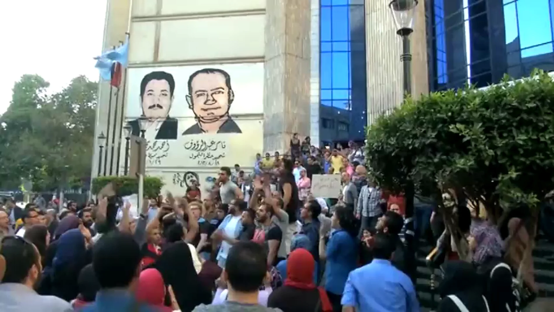 Frame 0.0 de: Condenan a cárcel a 152 personas por participar en manifestaciones en Egipto
