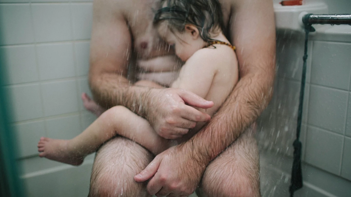 Imagen del padre y el hijo bajo la ducha Imagen del padre y el hijo bajo la ducha