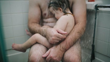Imagen del padre y el hijo bajo la ducha