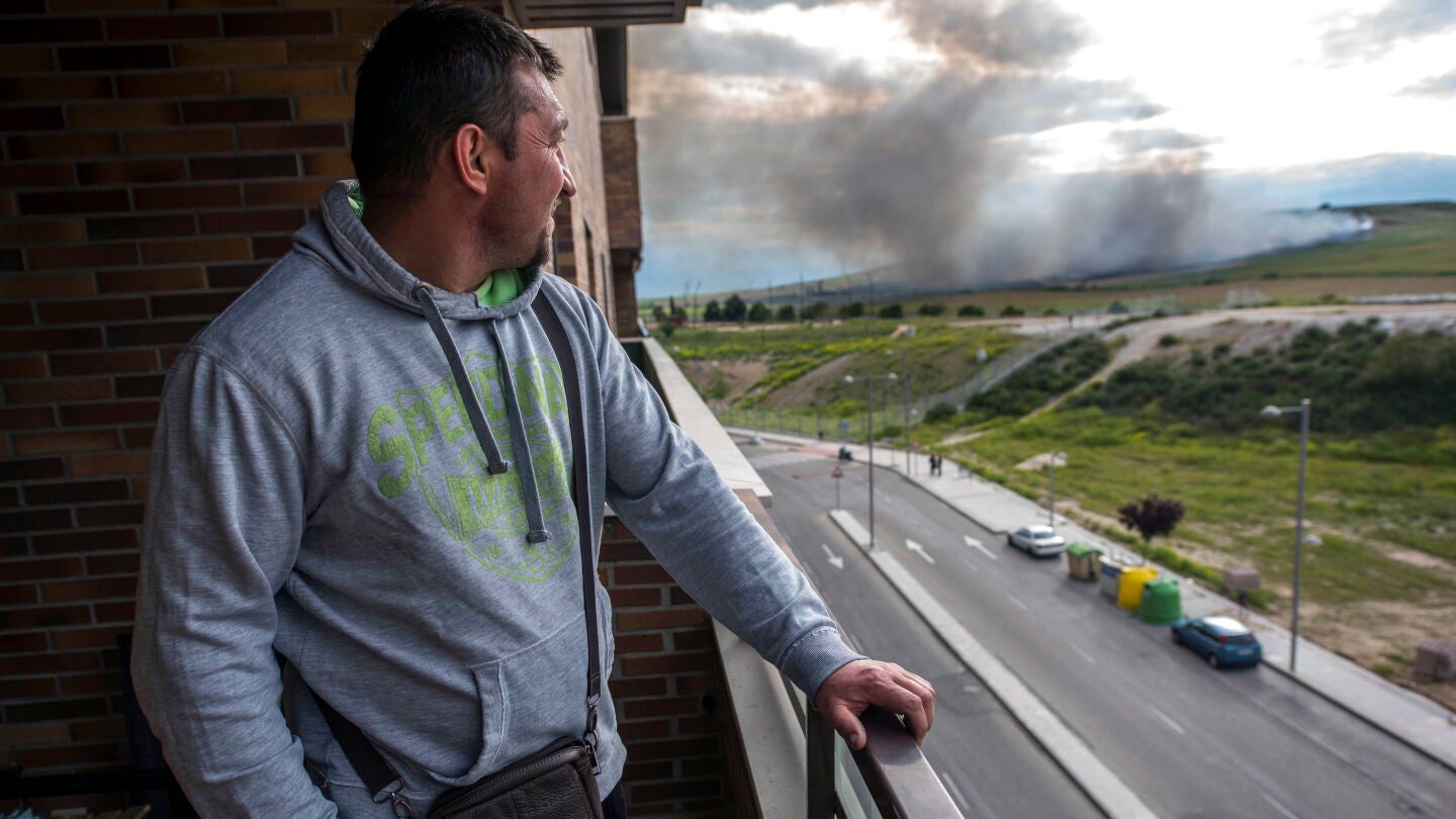 Un vecino mira la nube toxica de Sese&ntilde;a