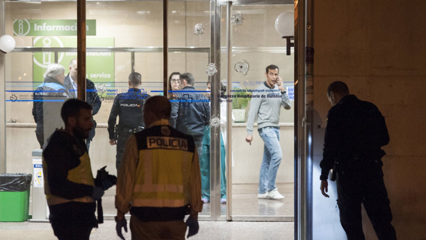 Polic&iacute;as nacionales en la entrada del Hospital Universitario de Ourense