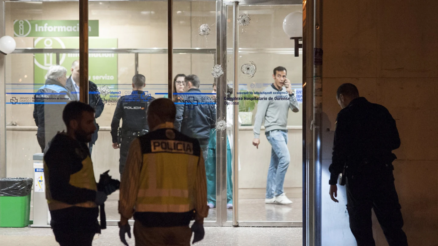 Policías nacionales en la entrada del Hospital Universitario de Ourense Policías nacionales en la entrada del Hospital Universitario de Ourense