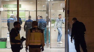 Policías nacionales en la entrada del Hospital Universitario de Ourense