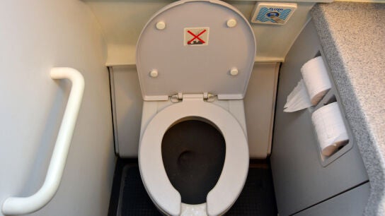 Ba&ntilde;o de avi&oacute;n