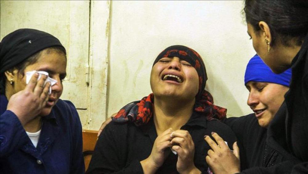 Una mujer árabe llorando