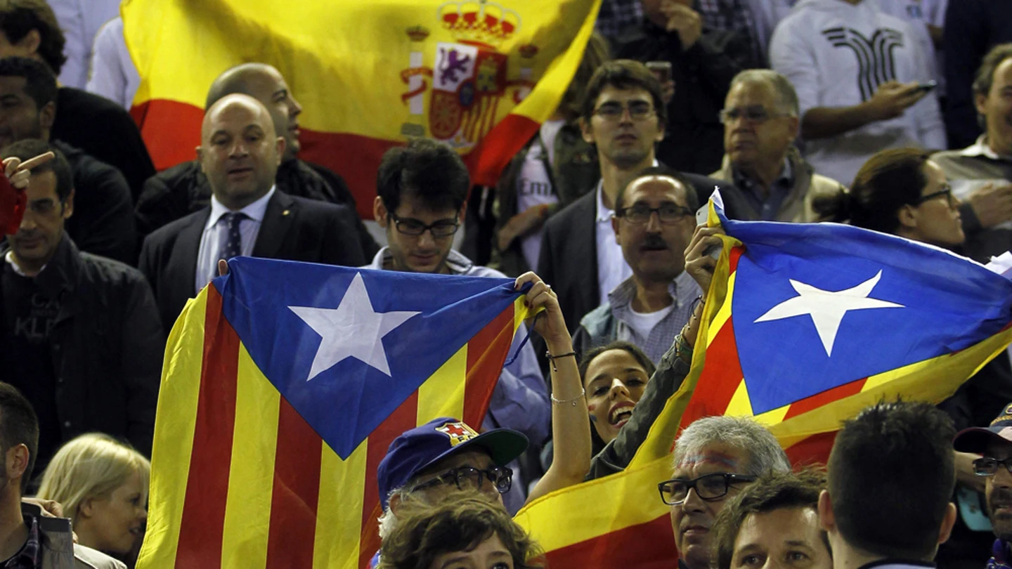 Varias personas con una estelada Varias personas con una estelada