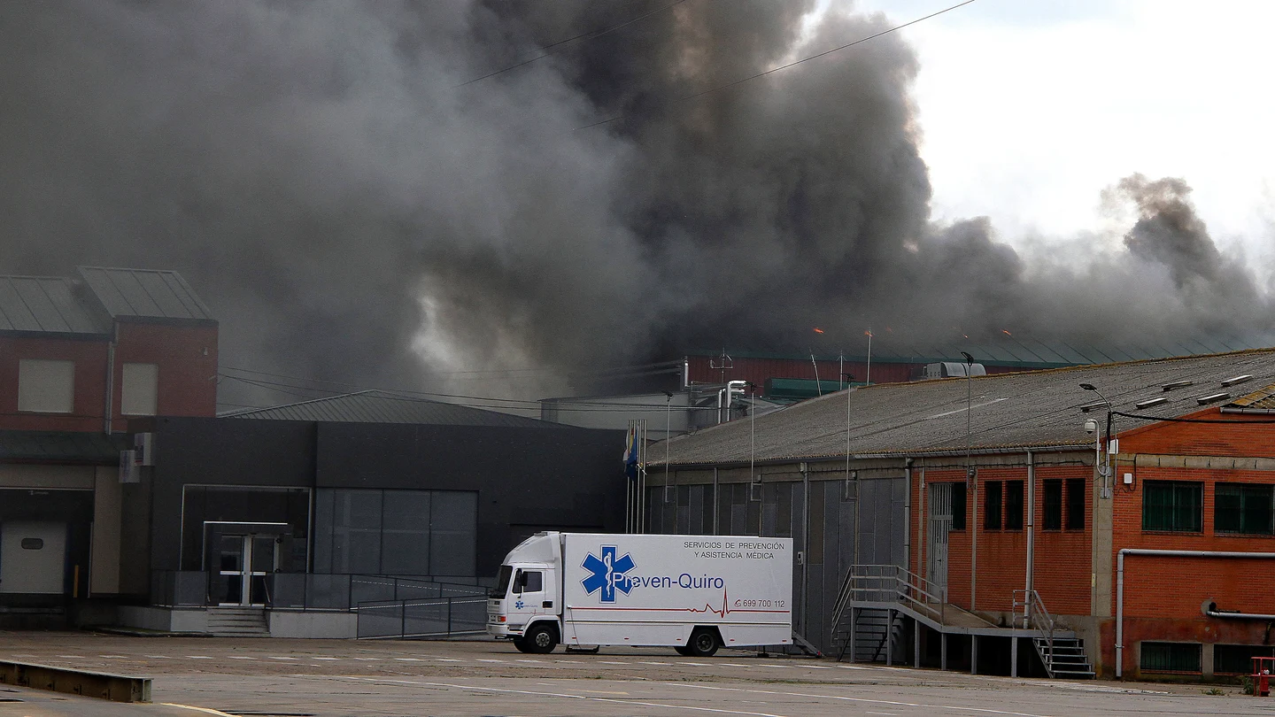 Controlado el incendio que destruyó la mayor parte de la fábrica de Embutidos Rodríguez Controlado el incendio que destruyó la mayor parte de la fábrica de Embutidos Rodríguez