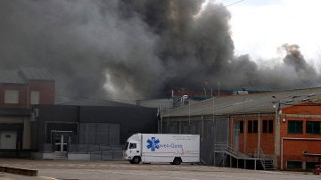 Controlado el incendio que destruyó la mayor parte de la fábrica de Embutidos Rodríguez