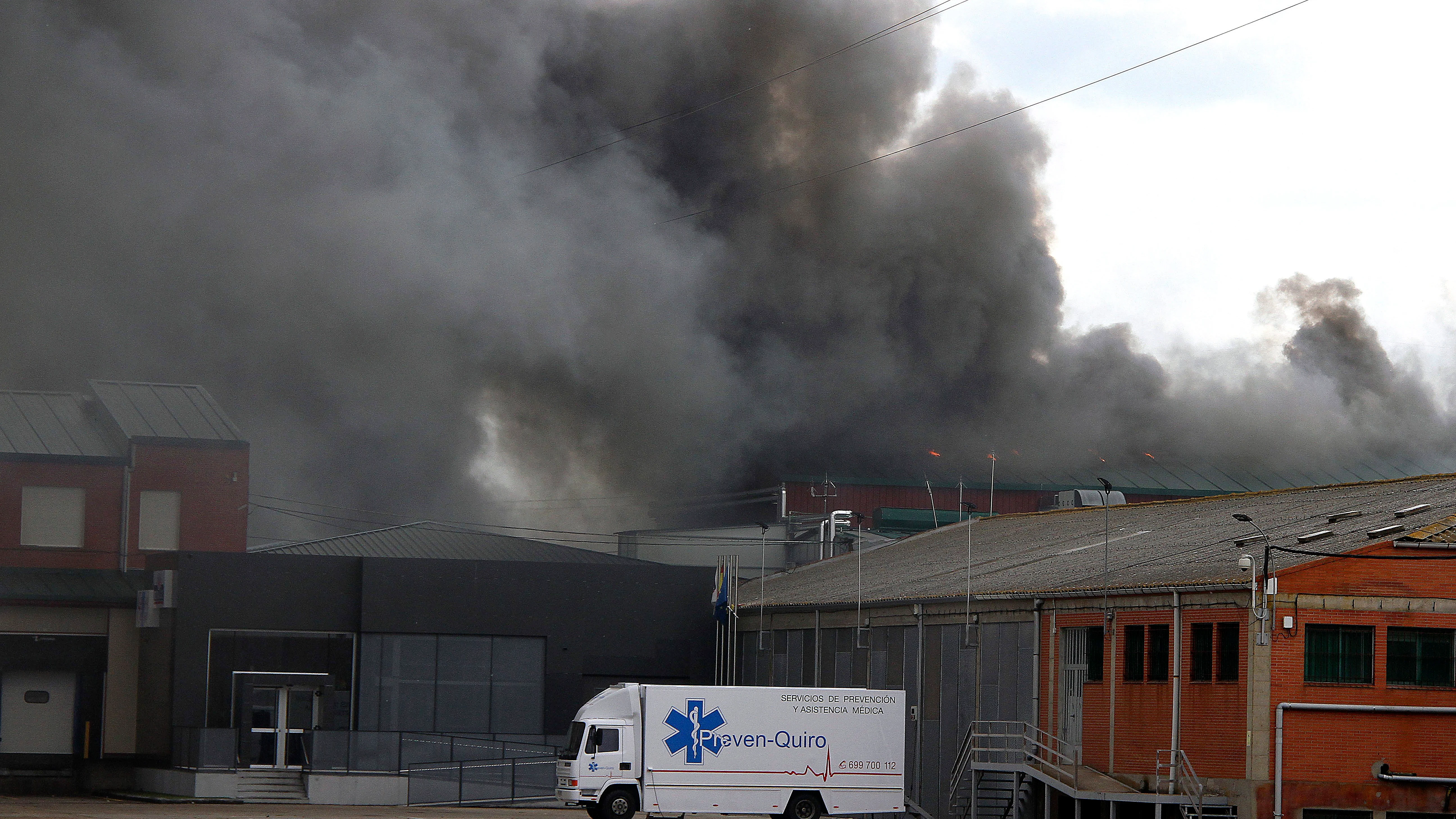 Controlado el incendio que destruyó la mayor parte de la fábrica de Embutidos Rodríguez