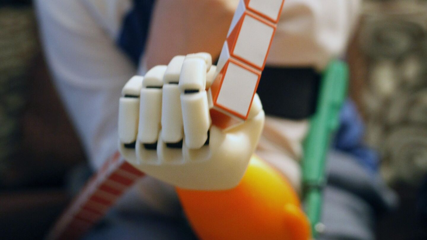 Crean una pr&oacute;tesis de mano en una impresora 3D para una compa&ntilde;era de colegio