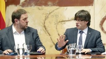 El presidente de la Generalitat, Carles Puigdemont y el vicepresidente del Govern, Oriol Junqueras