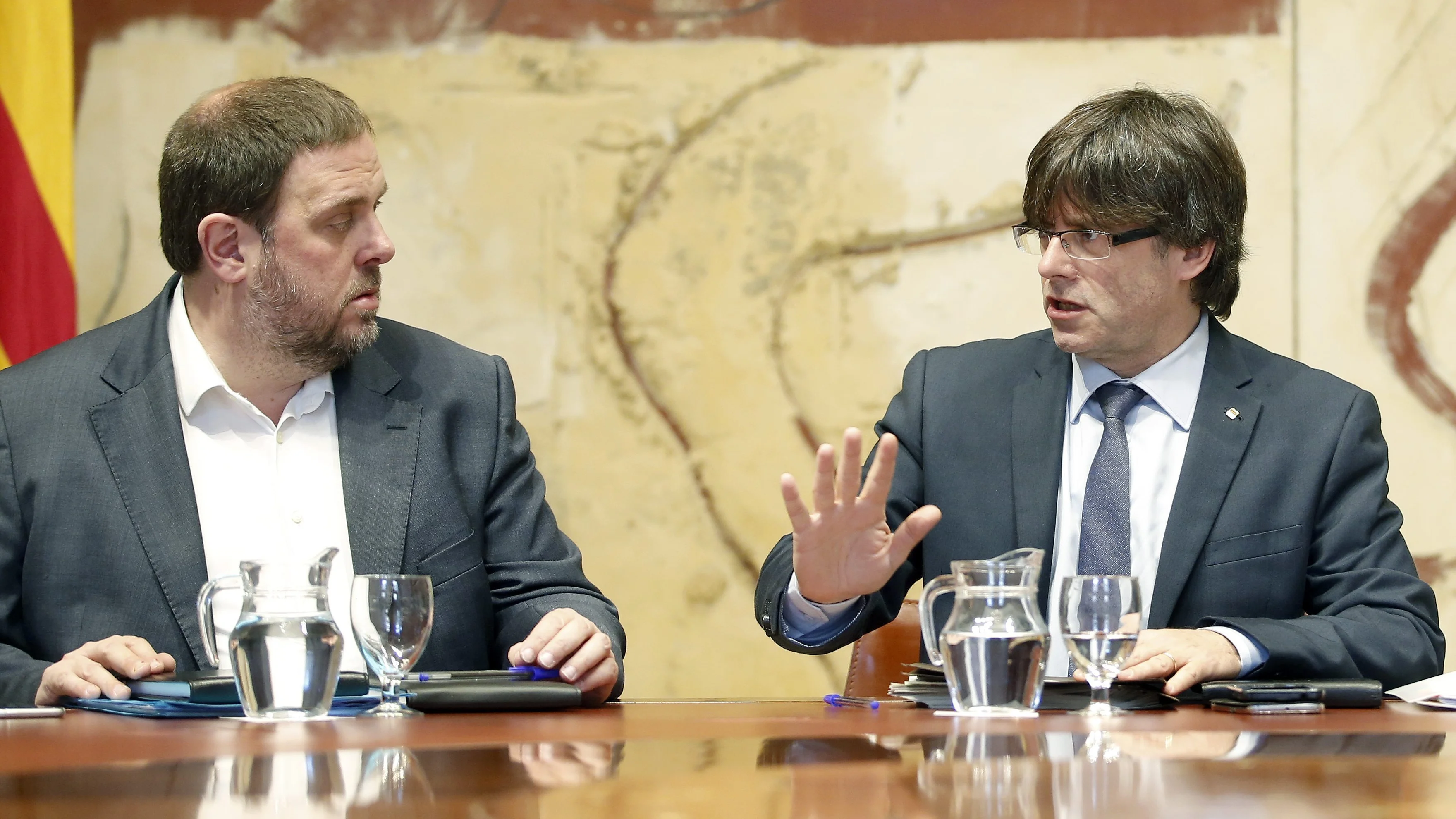 El presidente de la Generalitat, Carles Puigdemont y el vicepresidente del Govern, Oriol Junqueras