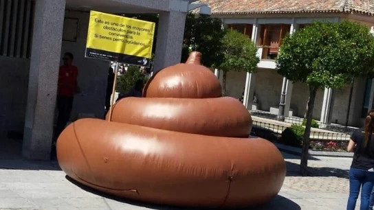 Caca gigante instalada en Torrelodones Caca gigante instalada en Torrelodones