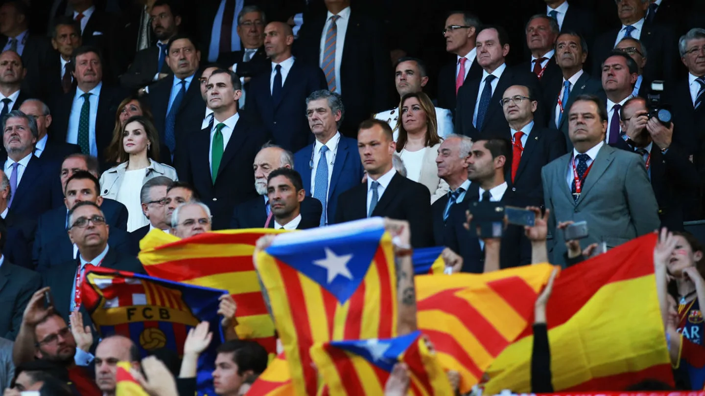 Banderas de España y esteladas en el Calderón con la atenta mirada de los Reyes de España Banderas de España y esteladas en el Calderón con la atenta mirada de los Reyes de España