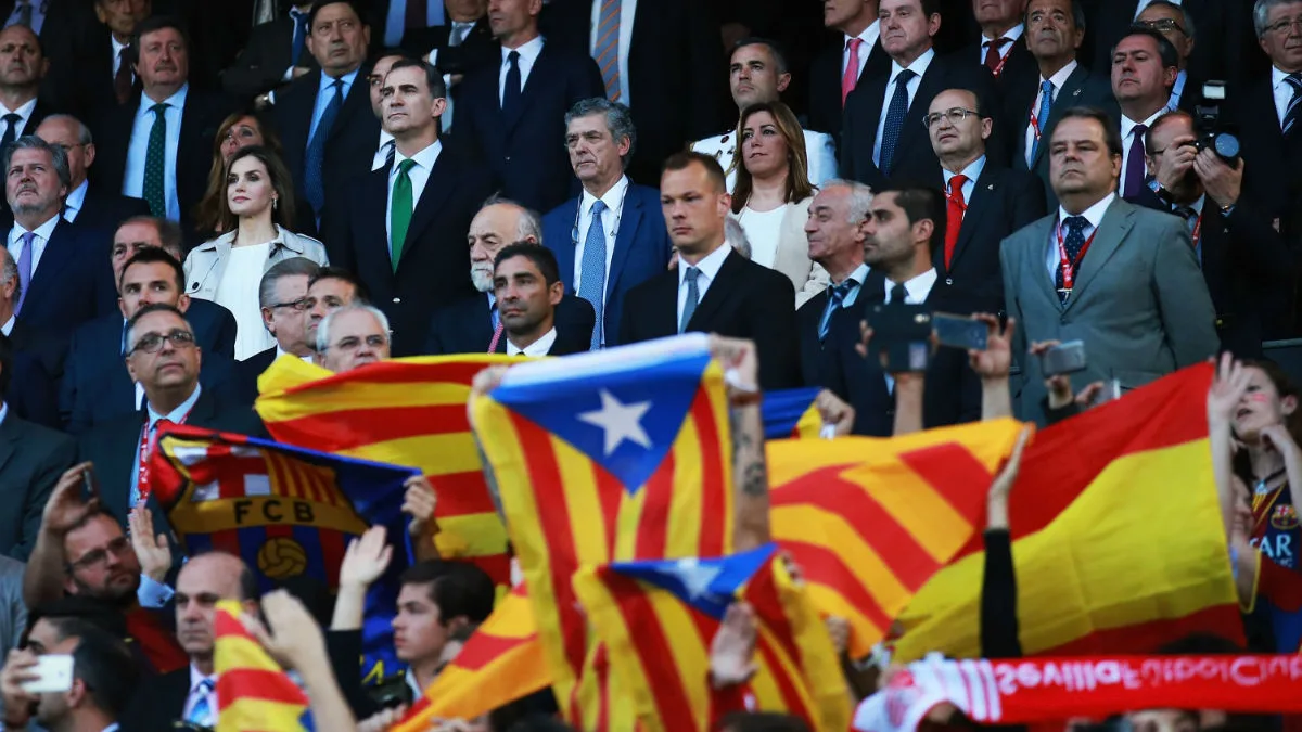 Banderas de España y esteladas en el Calderón con la atenta mirada de los Reyes de España